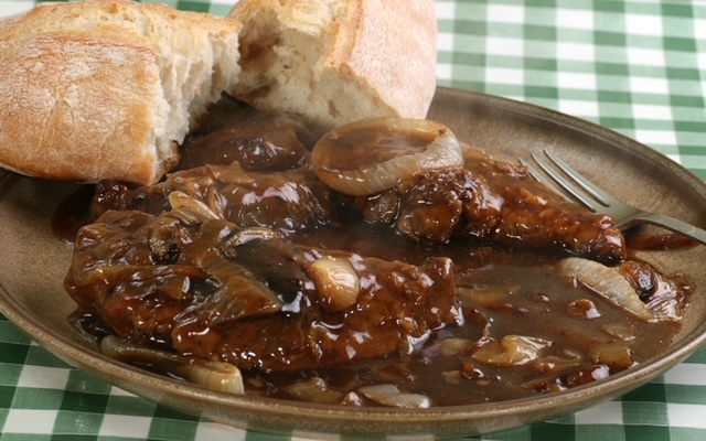 slices,of,braised,liver,in,gravy,with,onions